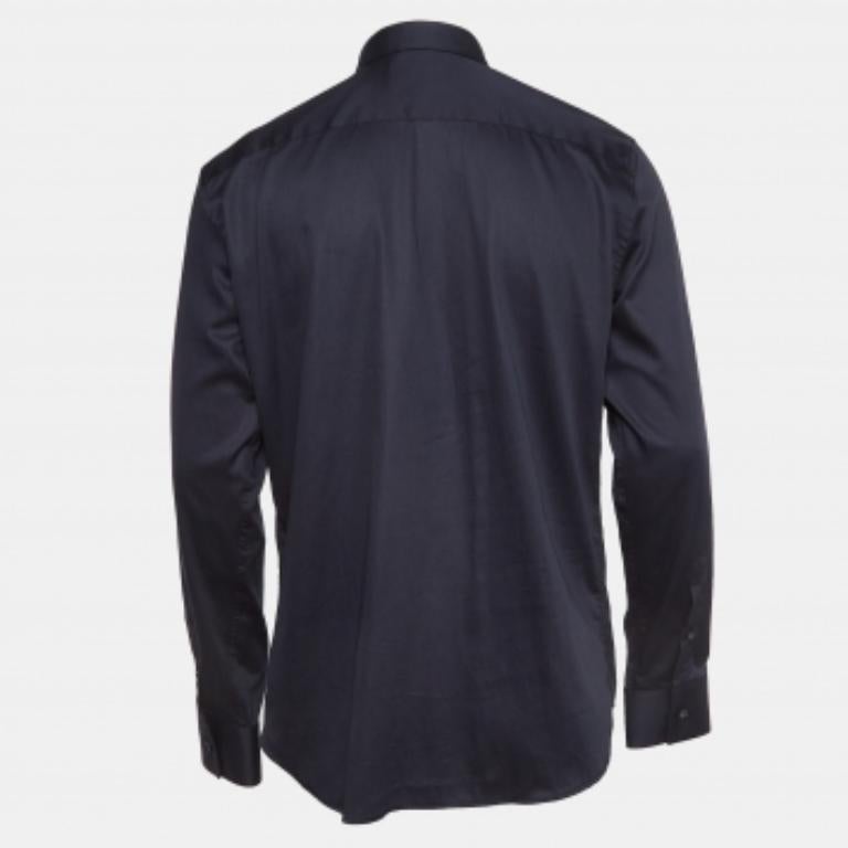 Las camisas son una parte indispensable de un armario, así que esta marca te trae una creación tan versátil como elegante. Se ha confeccionado con material de calidad en un tono versátil. La camiseta está detallada con elementos de la firma y un