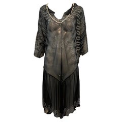 Vestido de gasa de Zandra Rhodes adornado con perlas y brillantes, años 80