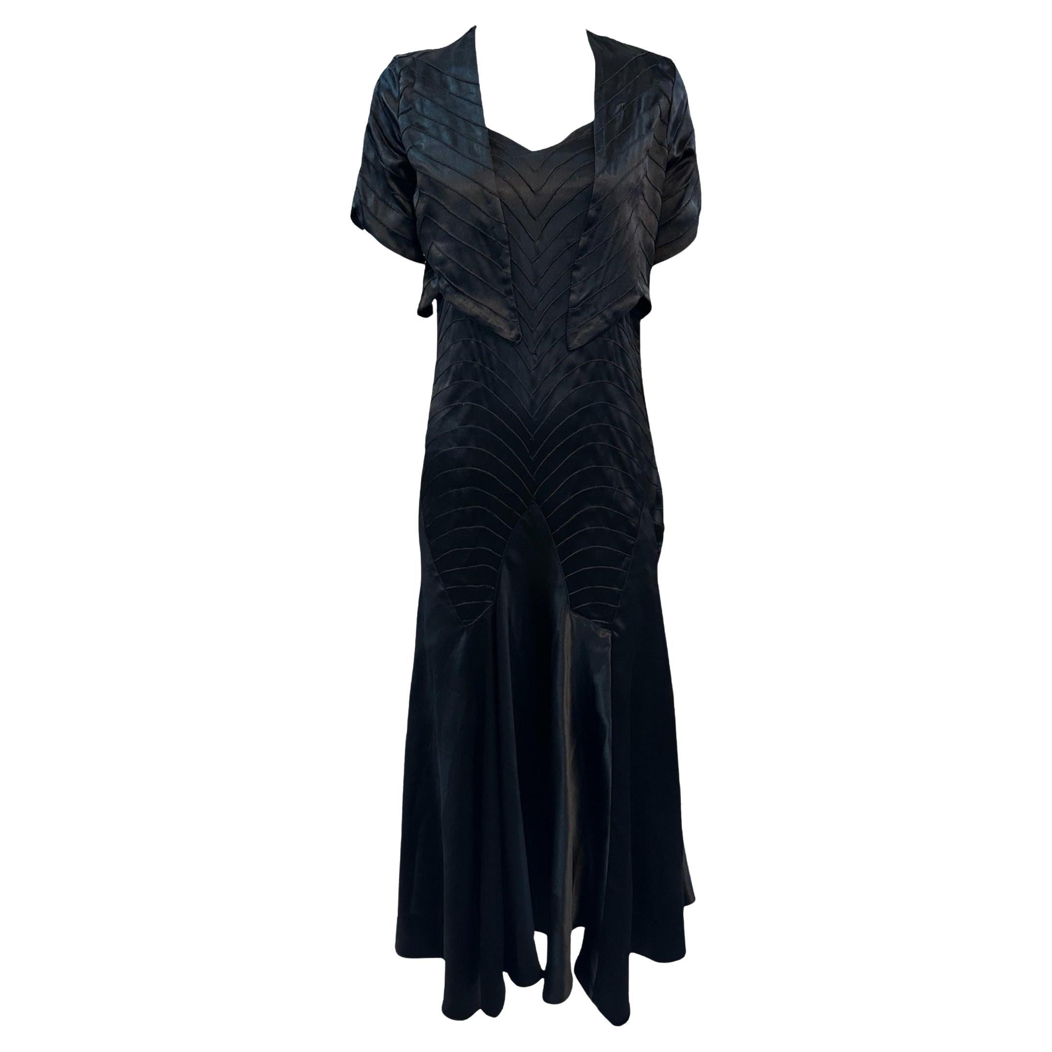 Robe longue en satin noir avec coupe en biais et veste boléro assortie, années 1930