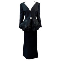Gianfranco Ferre Conjunto de noche negro con peplum de encaje, años 80