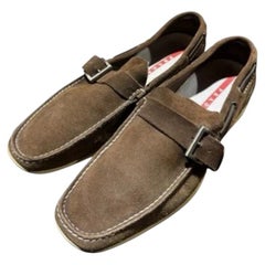 Prada Loafer aus Wildleder in Braun mit Schnallenverzierung, hergestellt in Italien, Größe UK 10,5