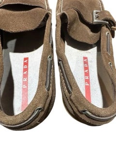 Prada Loafer aus Wildleder in Braun mit Schnallenverzierung, hergestellt in Italien, Größe UK 10,5