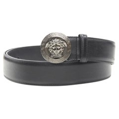 Cinturón VERSACE Biggie Medusa Medallion Coin de cuero negro plateado 105 cm 40-44"