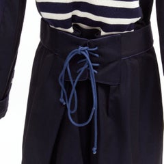 SACAI Cappotto svasato a righe nautiche decostruito con cintura a corsetto staccata JP3 L