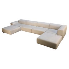 Sofá y otomana Vitra Soft Modular de cuatro plazas by Jasper Morrison