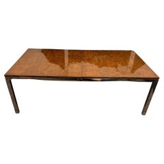 Superbe table de salle à manger chromée du milieu du siècle avec plateau en ronce 2 feuilles