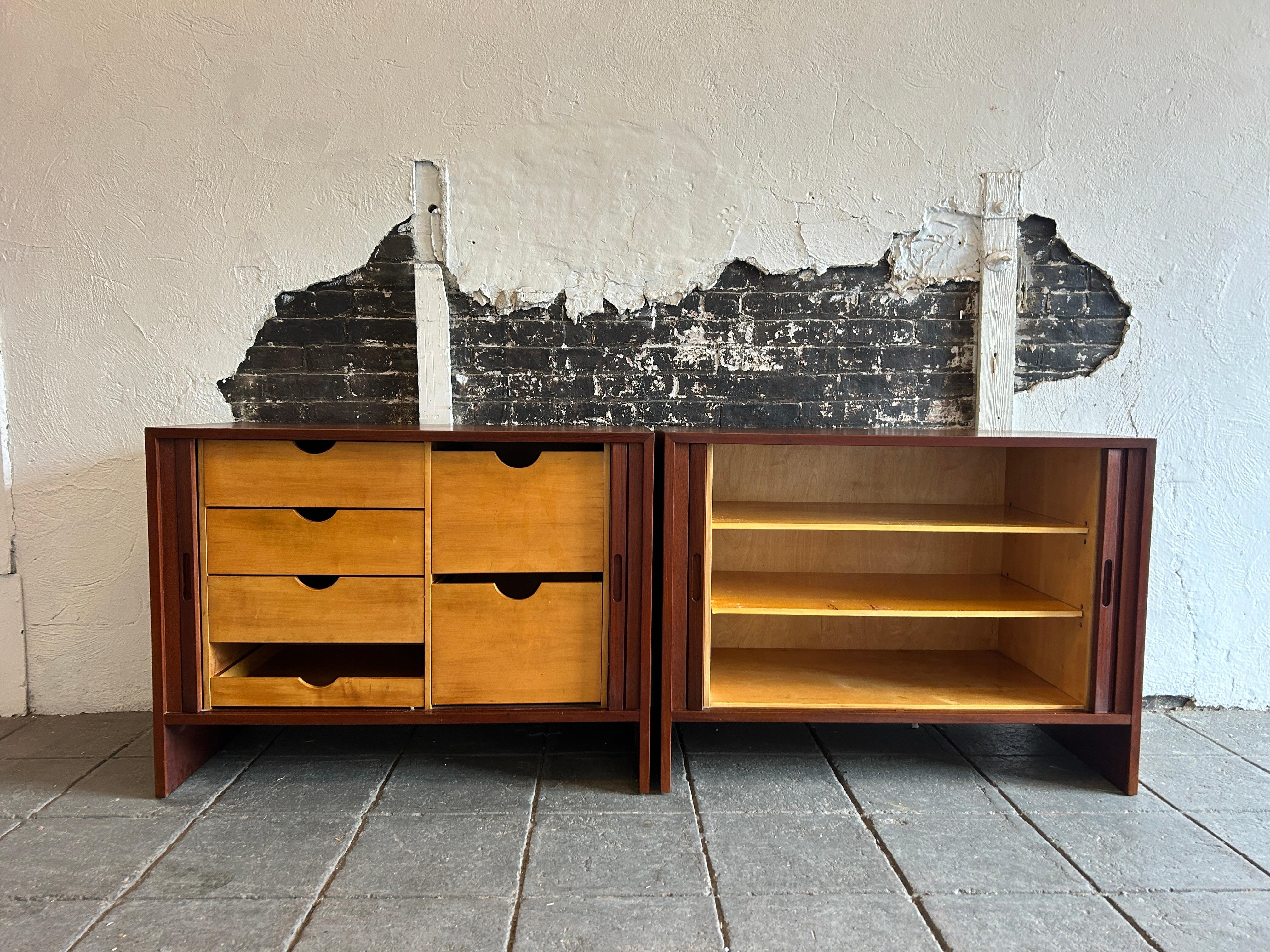 Ein Paar moderne Teakholz-Anrichten mitbourtüren aus der Mitte des Jahrhunderts von Hans Wegner im Angebot 15