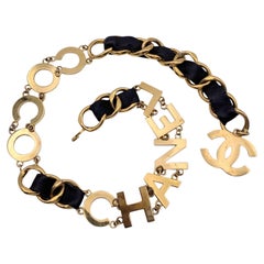 Chanel Raro Cinturón de cadena deletreado de metal dorado vintage Coco Chanel