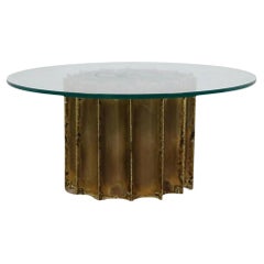 Mesa baja Brutalista de latón y cristal, moderna de mediados de siglo, de Tom Greene