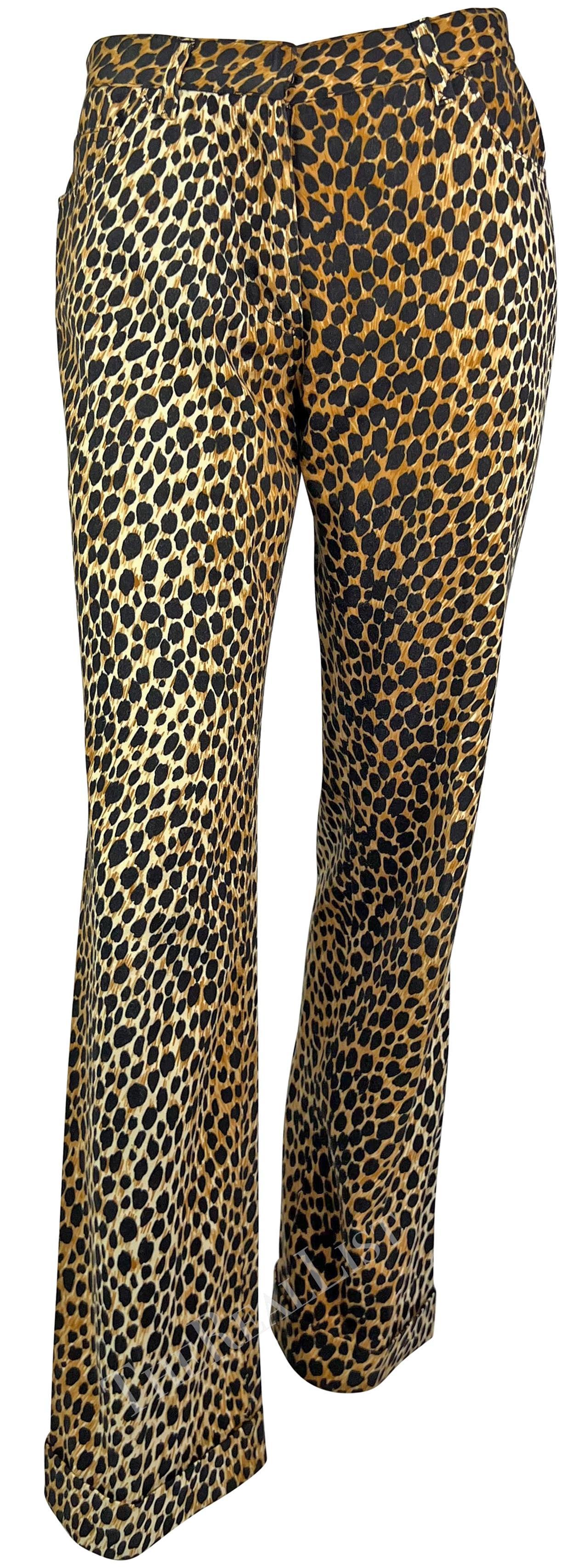 Voici un fabuleux ensemble pantalon imprimé guépard Dolce & Gabbana. Datant de la fin des années 1990/début des années 2000, cet ensemble se compose d'une veste chic à imprimé guépard et d'un pantalon évasé coordonné. Portées ensemble ou séparément,
