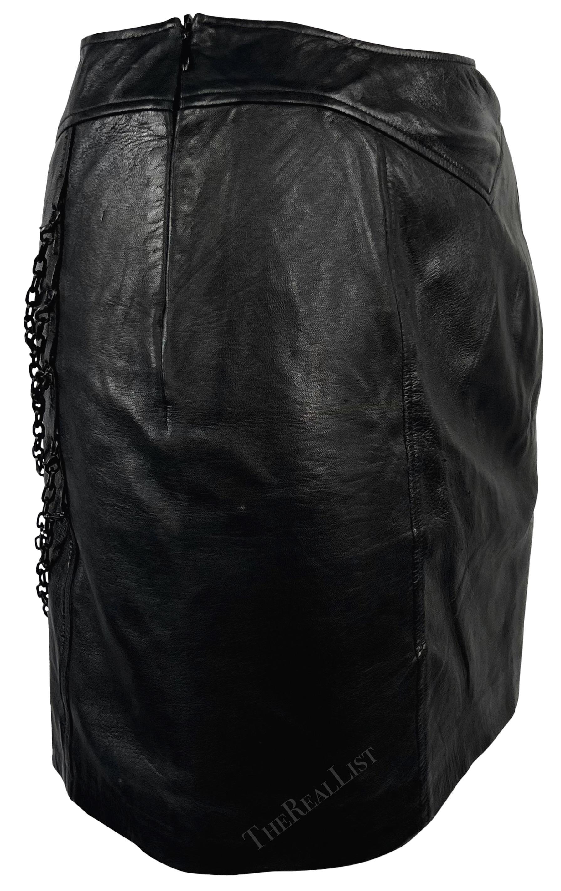 F/W 2003 Versace by Donatella Versace Runway Minijupe réversible en cuir noir avec chaîne 1