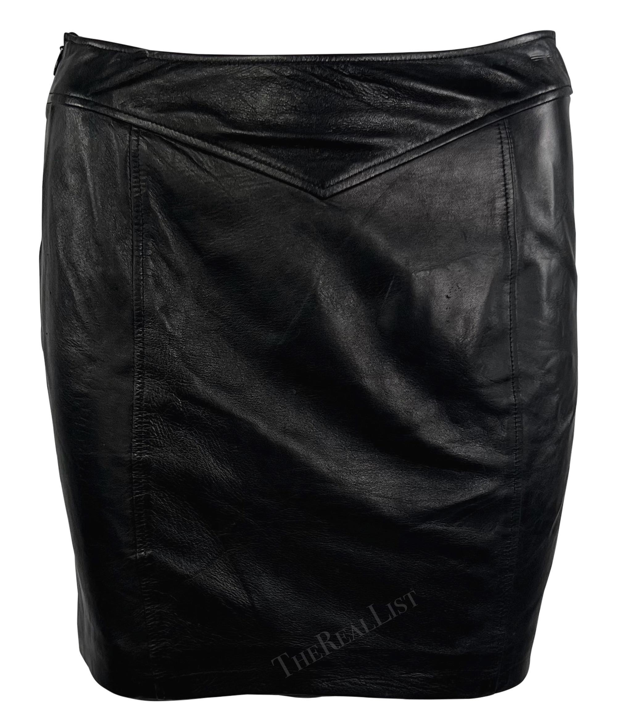 F/W 2003 Versace by Donatella Versace Runway Minijupe réversible en cuir noir avec chaîne 2