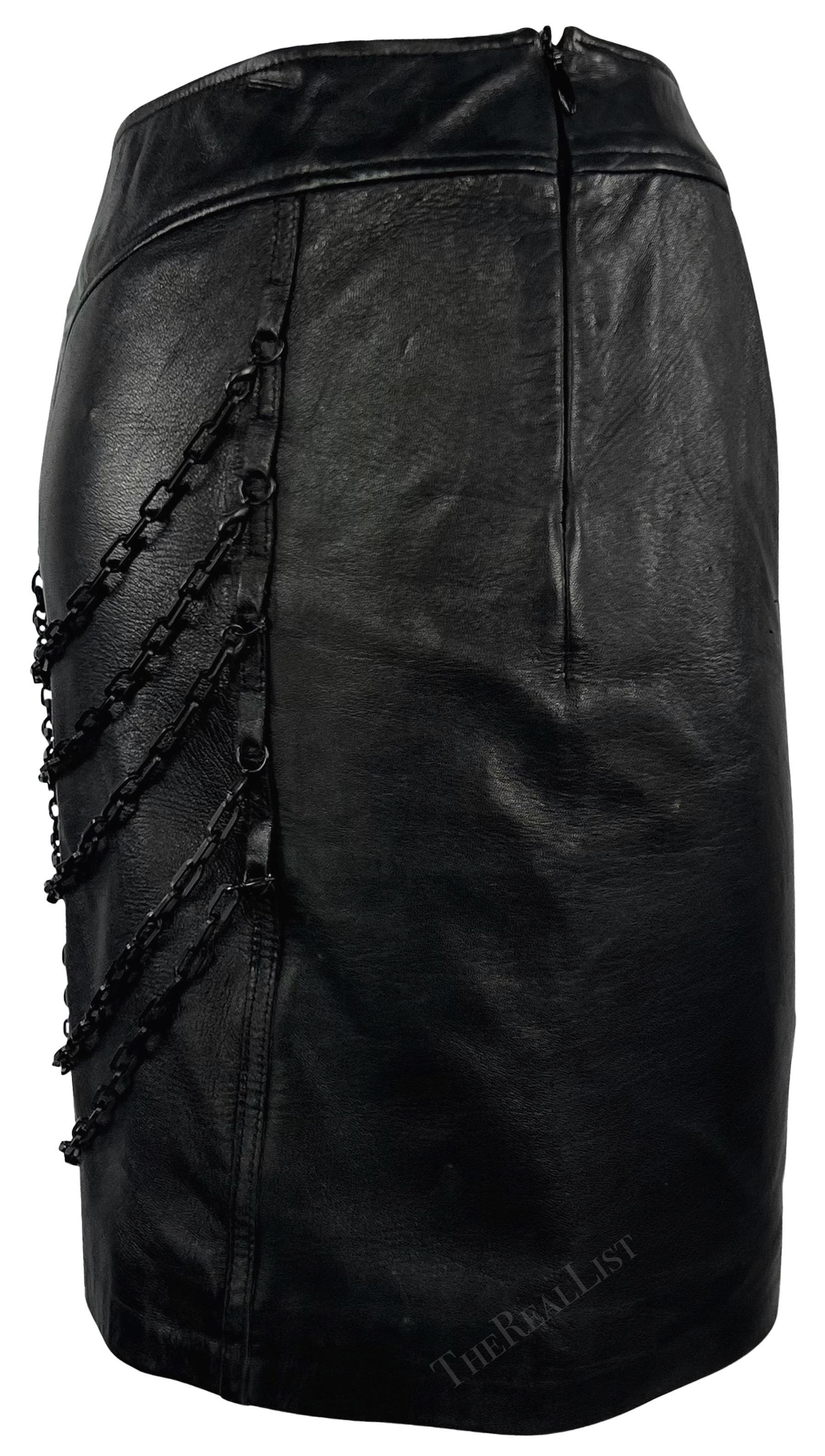  F/W 2003 Versace by Donatella Versace Runway Minijupe réversible en cuir noir avec chaîne Pour femmes 