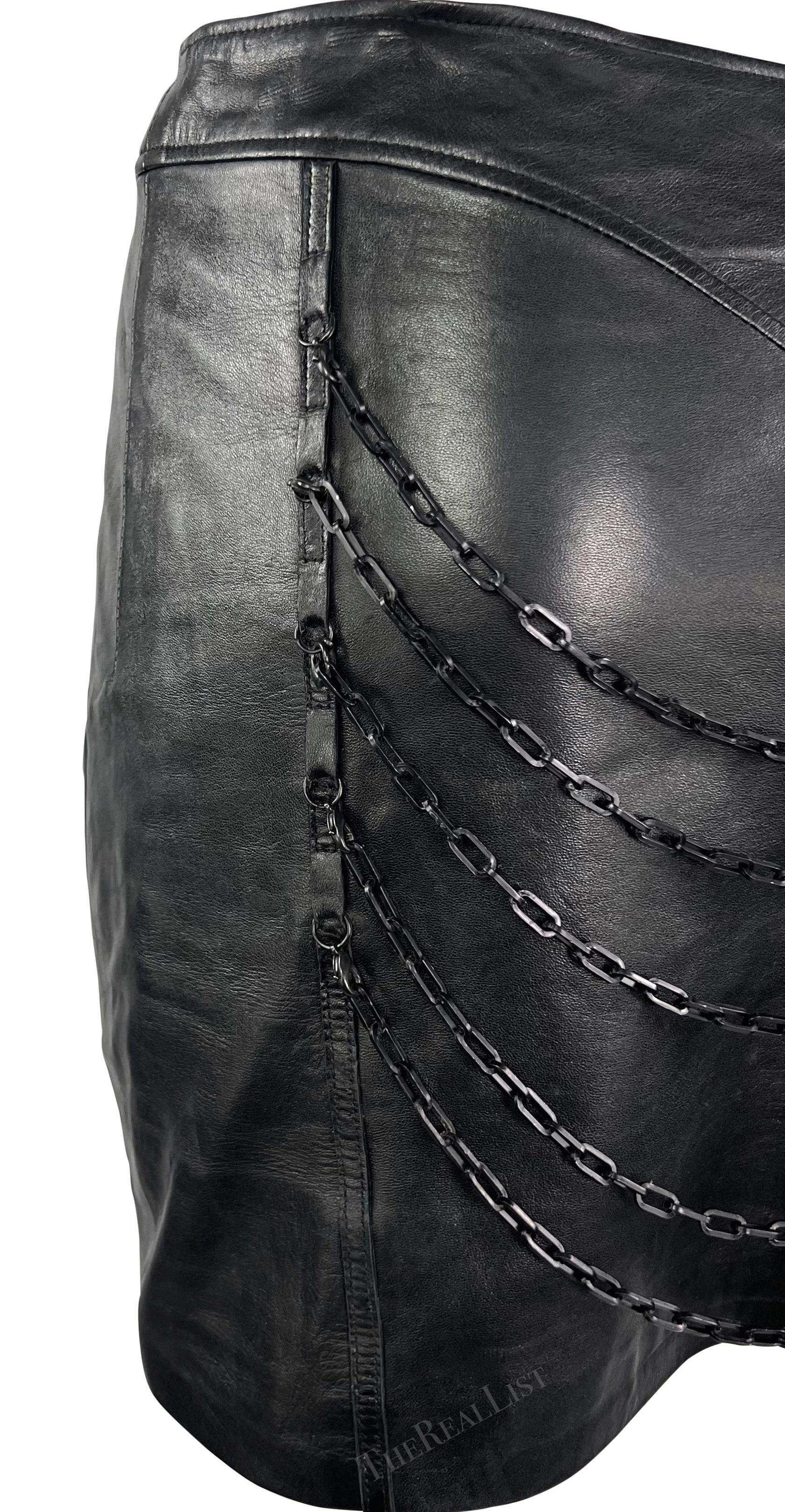Noir F/W 2003 Versace by Donatella Versace Runway Minijupe réversible en cuir noir avec chaîne