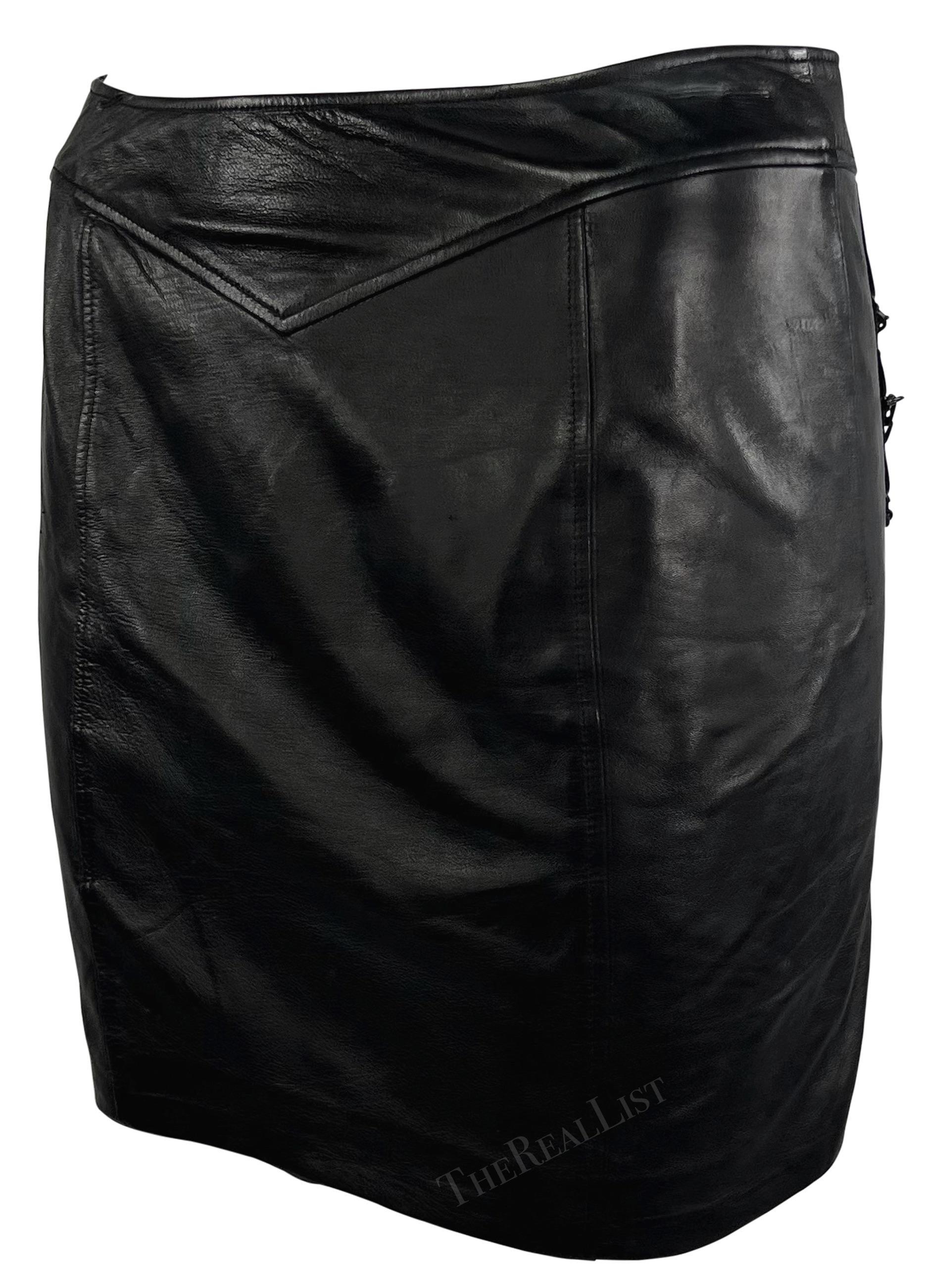 F/W 2003 Versace by Donatella Versace Runway Minijupe réversible en cuir noir avec chaîne 3