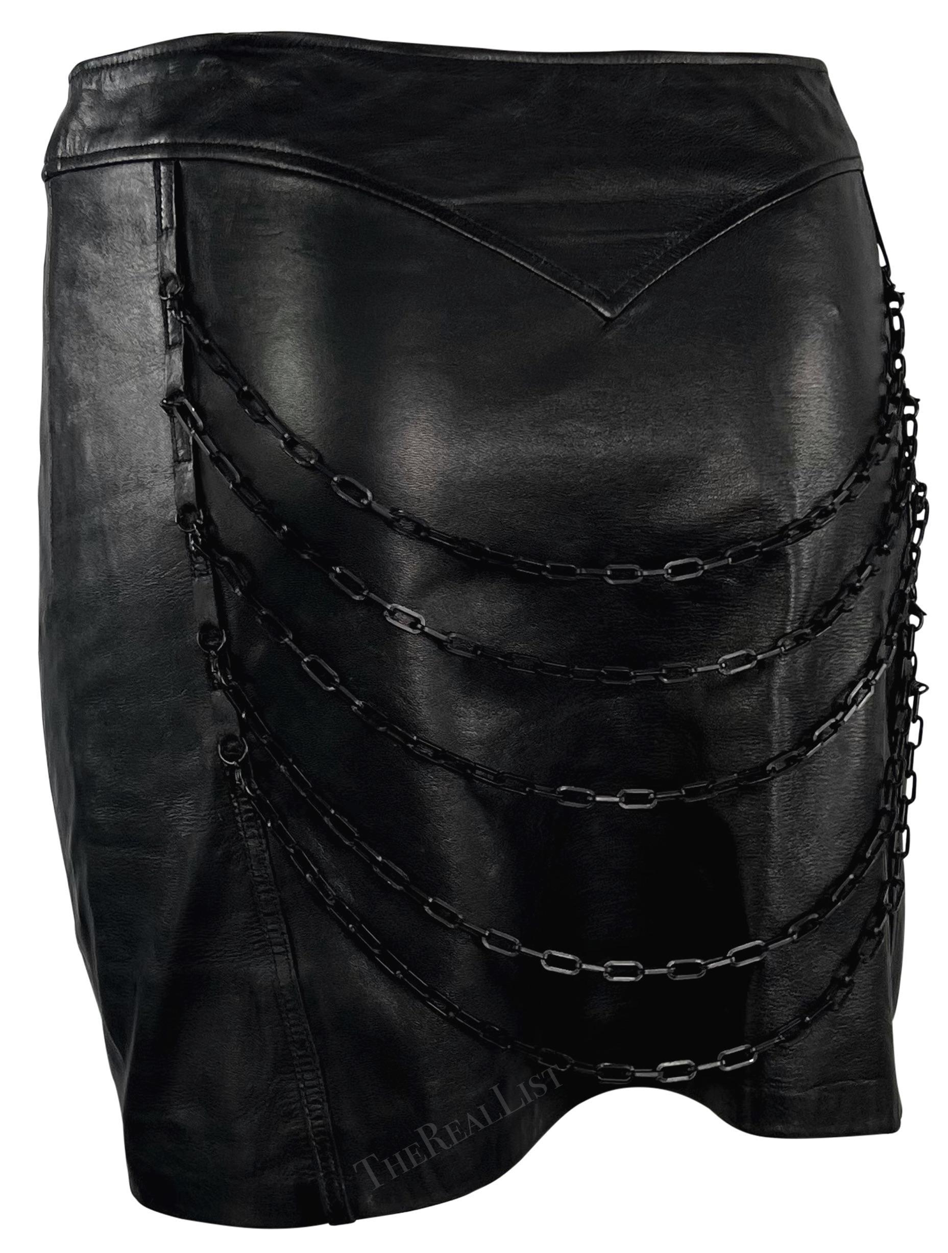 F/W 2003 Versace by Donatella Versace Runway Minijupe réversible en cuir noir avec chaîne 5