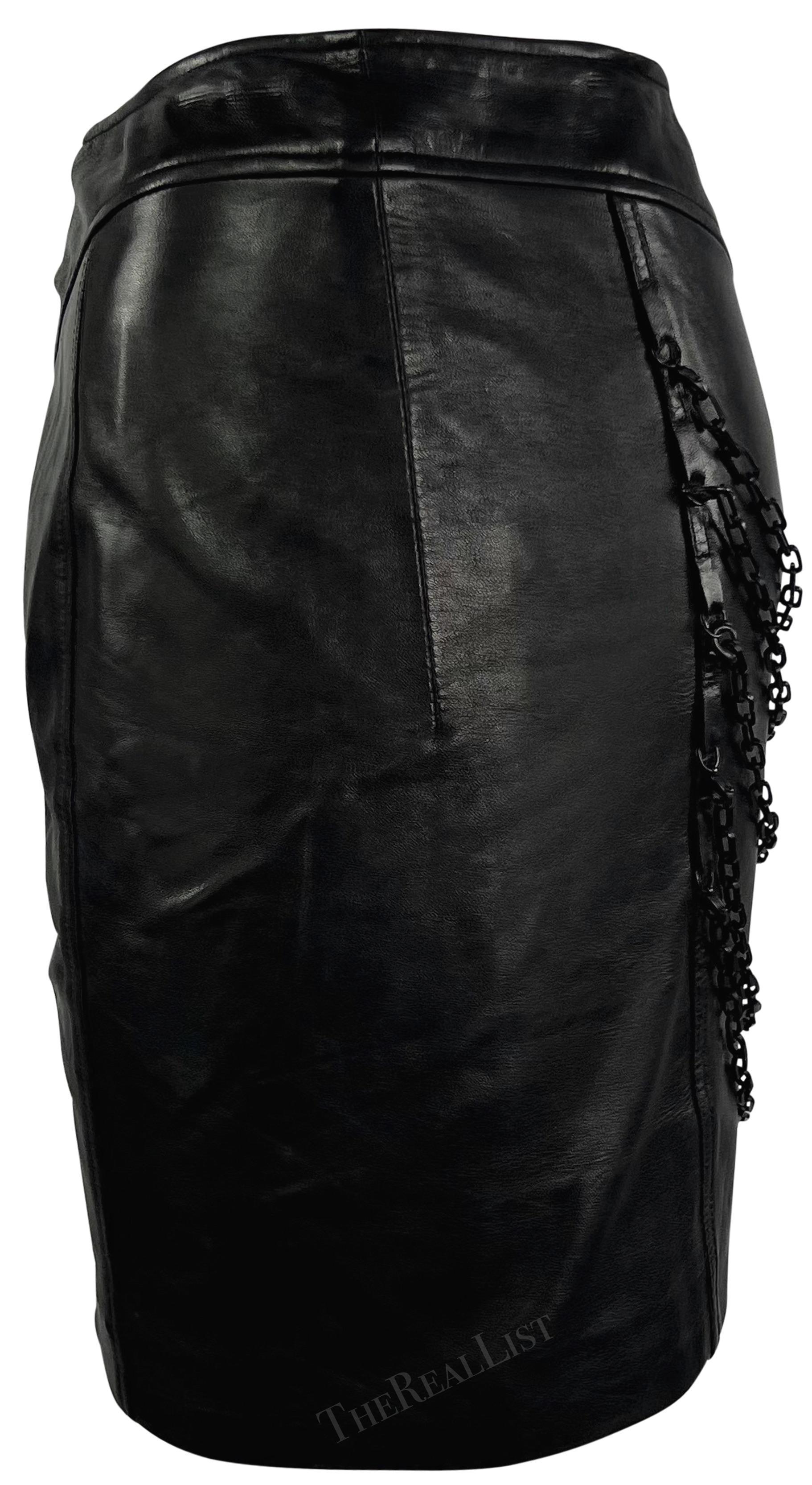 F/W 2003 Versace by Donatella Versace Runway Minijupe réversible en cuir noir avec chaîne 4