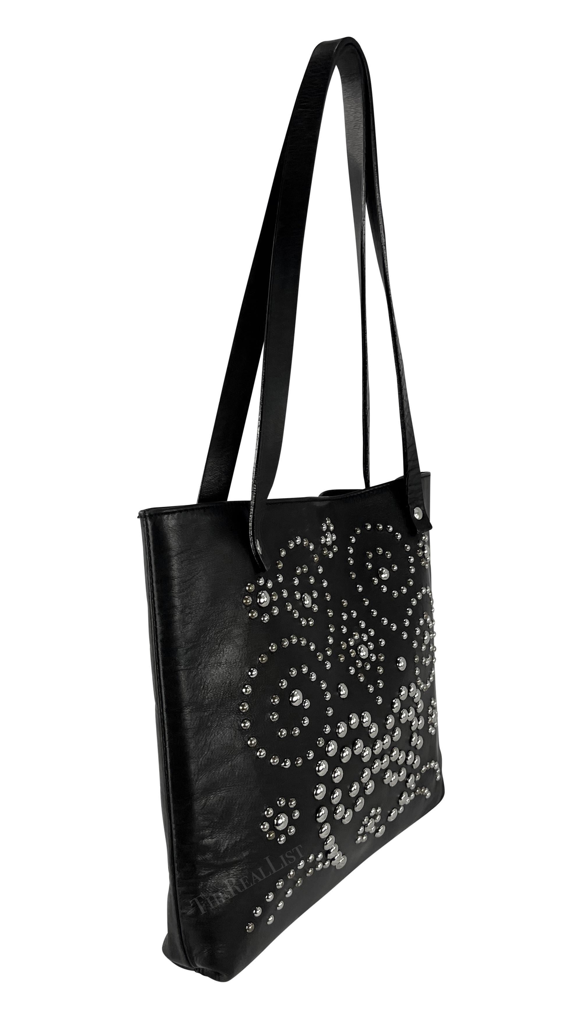 Fine anni '90 Dolce & Gabbana Borsa a tracolla piccola in pelle nera con borchie in vendita 3