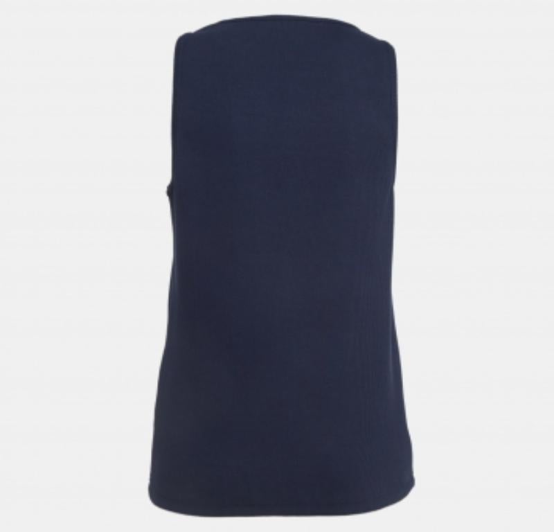 La cura sartoriale, i materiali di qualità e i tagli eleganti fanno di questa canotta un pezzo da conservare! Il design è classico e facile da abbinare.