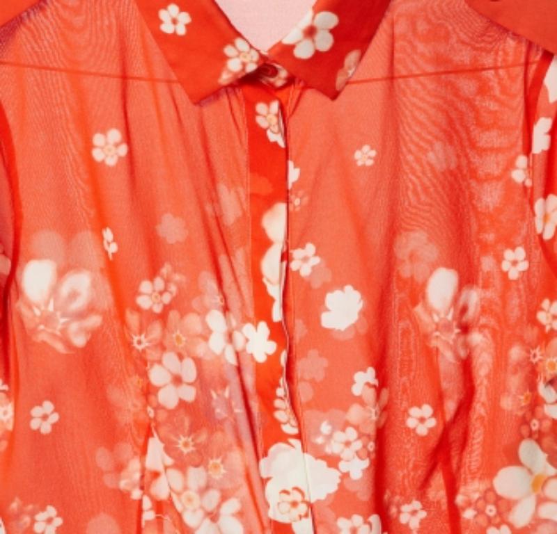 Orangefarbene Bluse aus Seidenkrepp mit Blumendruck und Knopfleiste von Versace M (Rot) im Angebot