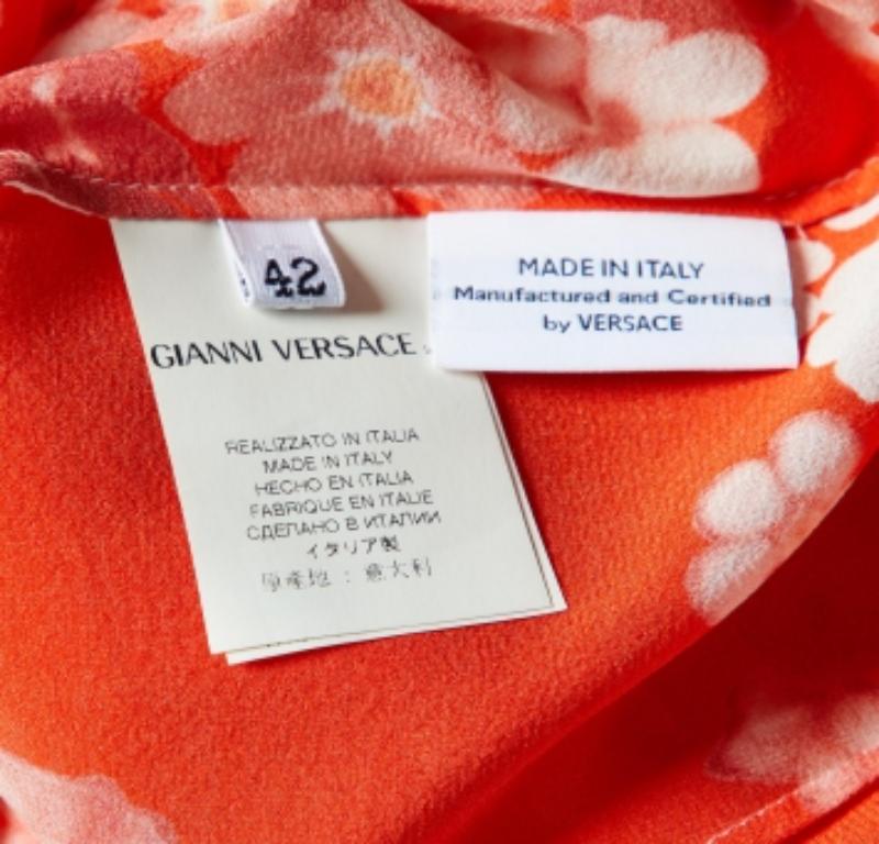 Orangefarbene Bluse aus Seidenkrepp mit Blumendruck und Knopfleiste von Versace M im Angebot 2