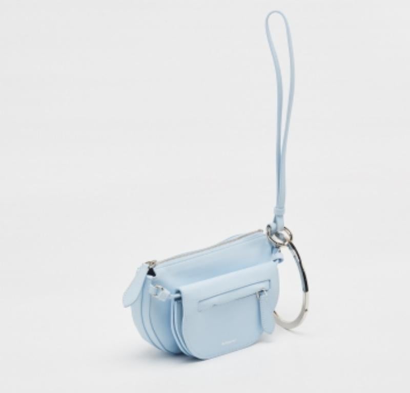Blu Burberry Mini Clutch Olympia in pelle blu pallido in vendita