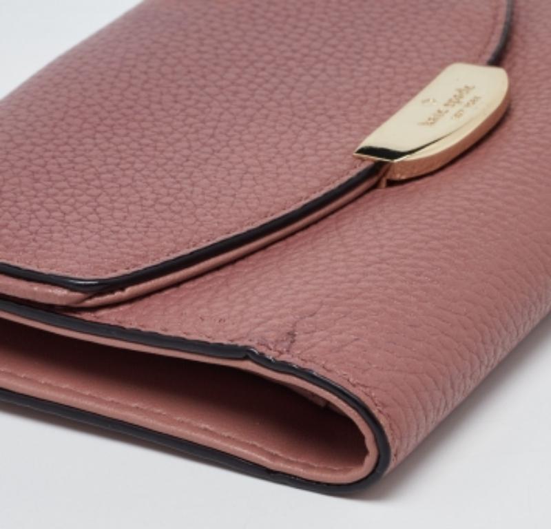 Portafoglio compatto trifold in pelle rosa di Kate Spade In condizioni buone in vendita a Dubai, Al Qouz 2