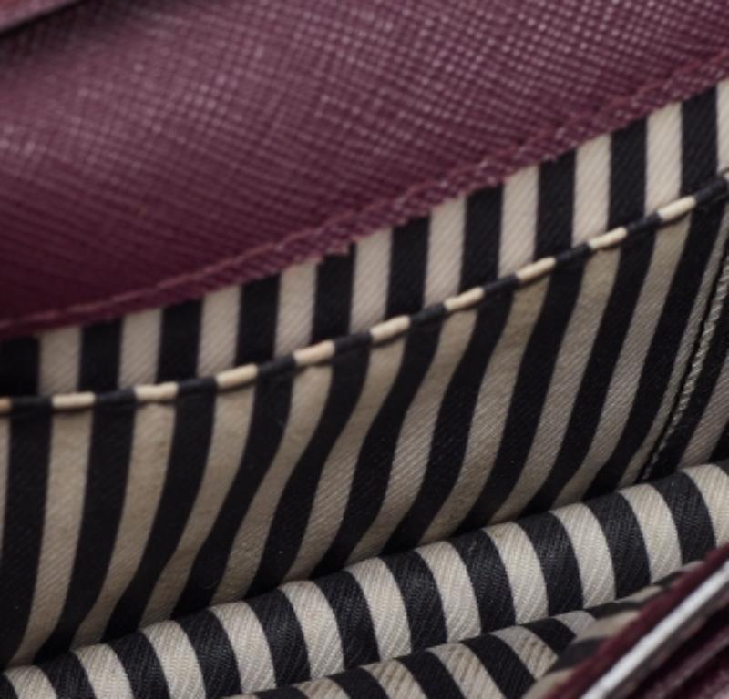 Kate Spade - Borsa a tracolla con patta in pelle borgogna In condizioni discrete in vendita a Dubai, Al Qouz 2