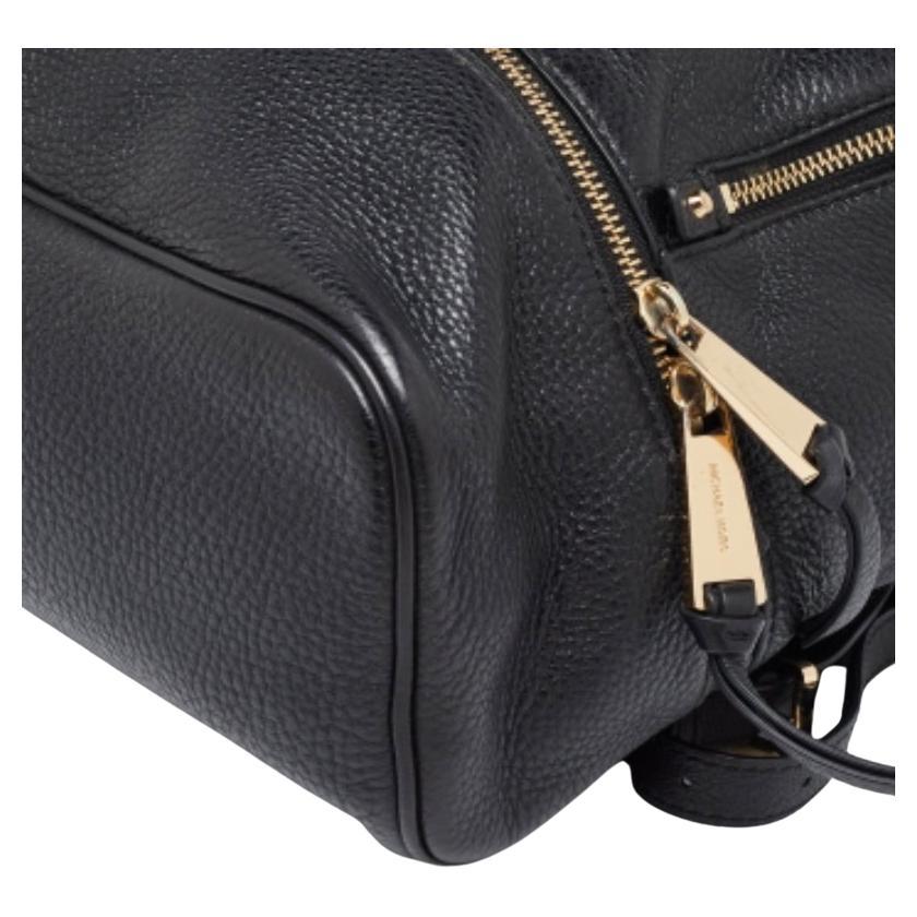 Eleva il tuo stile con questo zaino MK. Realizzato con precisione e passione, questo accessorio chic fonde perfettamente moda e funzionalità, offrendo una soluzione elegante per uno stile di vita moderno e sempre in movimento.