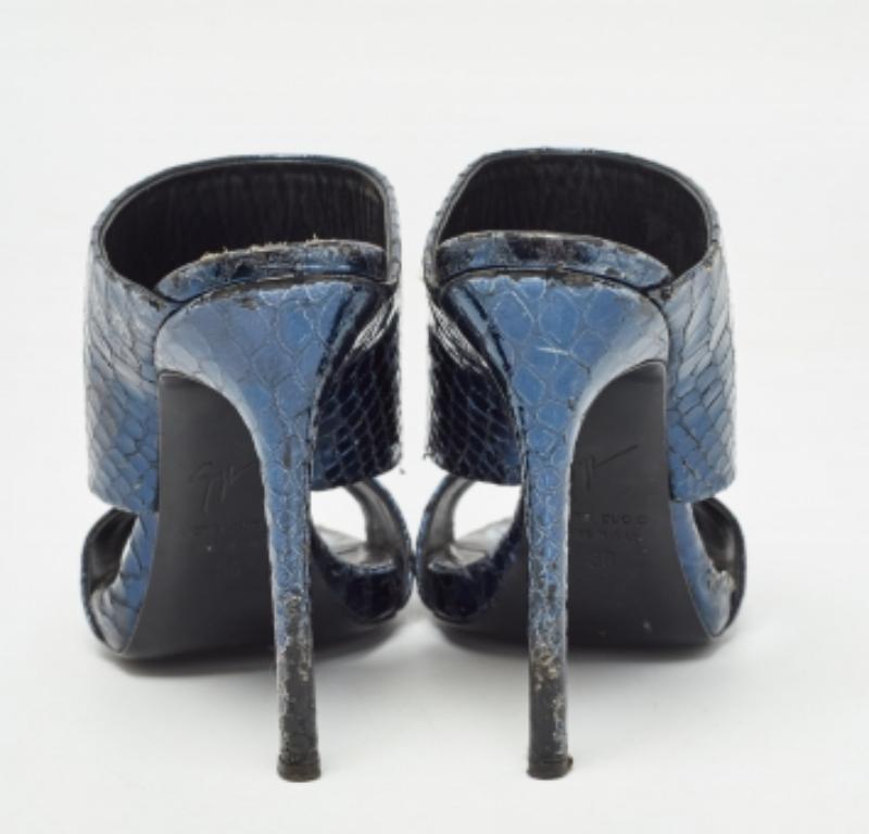 Giuseppe Zanotti Metallic Blue Python Embossed Leather Andrea Sandals Size 36 État moyen - En vente à Dubai, Al Qouz 2
