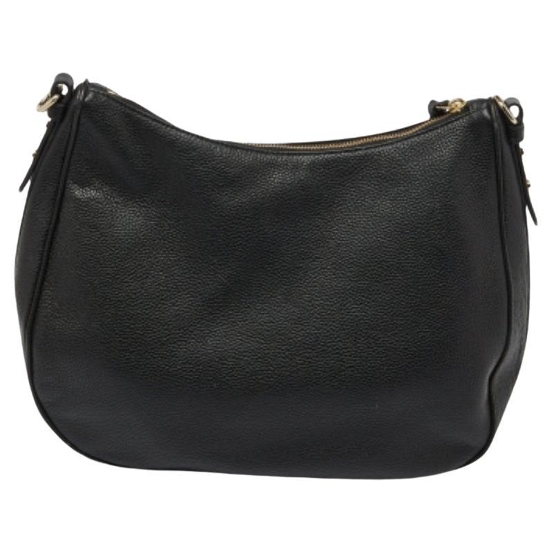 Per un look completo di stile, gusto e un tocco di lusso, questa borsa a tracolla è l'aggiunta perfetta. Sfoggiate questa bellezza sulla spalla a qualsiasi evento e godetevi il gusto del lusso che vi lascia.
