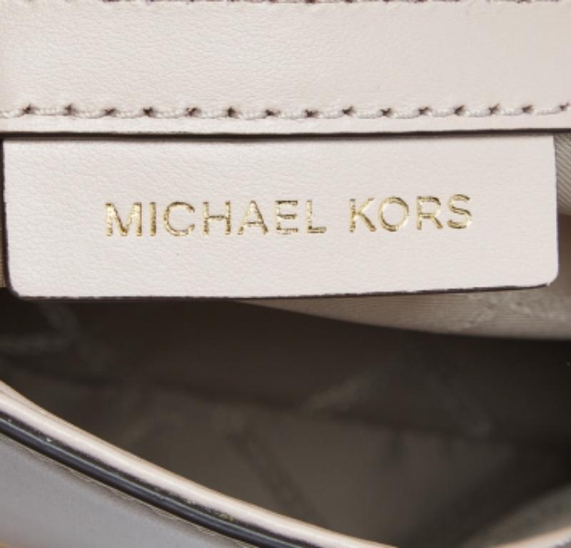 Questa borsa Michael Kors promette di accompagnarti durante la giornata con facilità, sia che tu sia al lavoro o in giro per la città. Dal design alla struttura, la borsa promette fascino e durata.