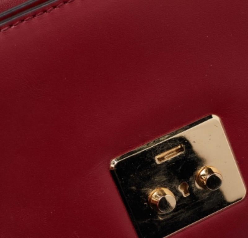 Concediti il lusso con questa borsa a tracolla di Michael Kors. Realizzato meticolosamente con materiali pregiati, combina un design squisito, una lavorazione impeccabile e un'eleganza senza tempo. Eleva il tuo stile con questo accessorio di moda.