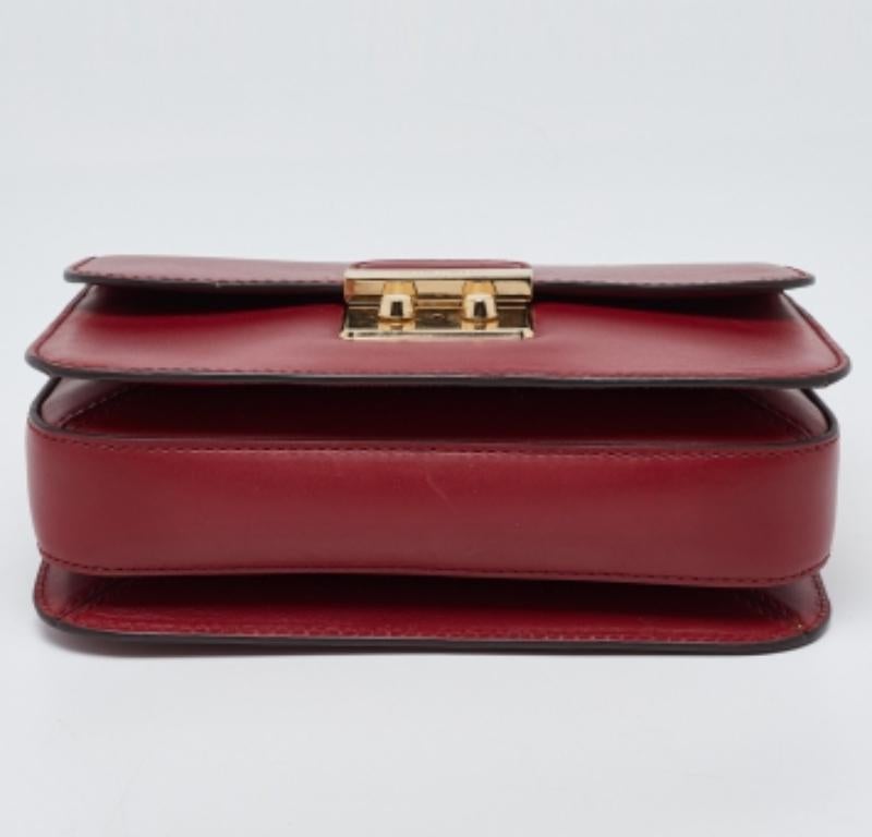 Borsa a tracolla Michael Kors in pelle rossa Sloan In condizioni buone in vendita a Dubai, Al Qouz 2