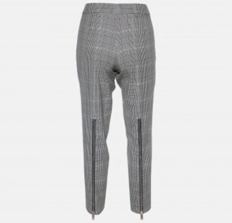 Un pantalon impeccablement taillé est un élément essentiel d'une garde-robe bien garnie. Ce pantalon de créateur est finement cousu pour vous donner l'allure souhaitée et un confort tout au long de la journée.