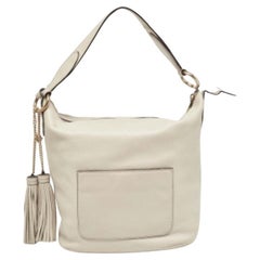 Michael Kors Hellgraue Elana Eimertasche aus Leder mit Quaste
