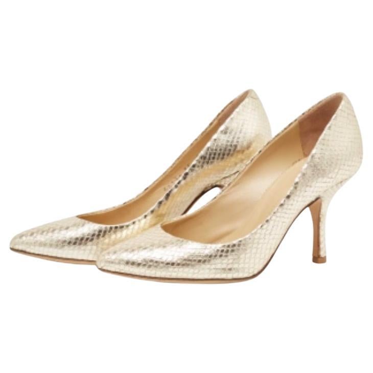 Des chaussures merveilleusement fabriquées ajoutées avec des éléments notables pour bien s'adapter et s'associer parfaitement à tous vos projets. Faites vôtres ces escarpins de créateur dès aujourd'hui !