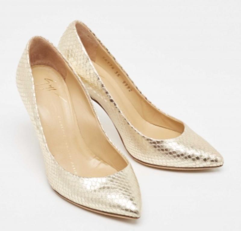 Or Giuseppe Zanotti Escarpins Lucrezia en cuir gaufré doré Taille 35 en vente