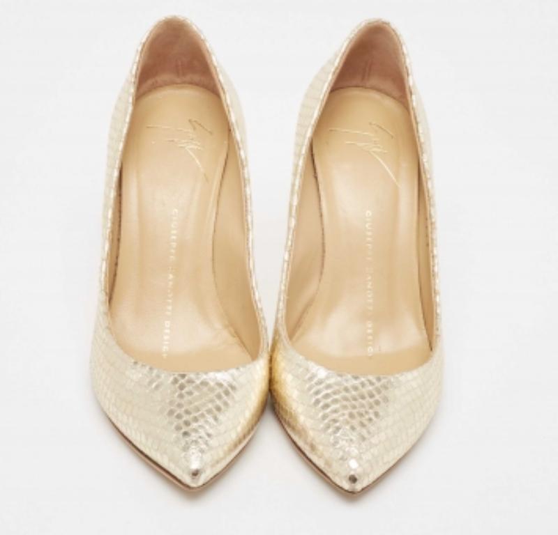 Giuseppe Zanotti Escarpins Lucrezia en cuir gaufré doré Taille 35 Bon état - En vente à Dubai, Al Qouz 2