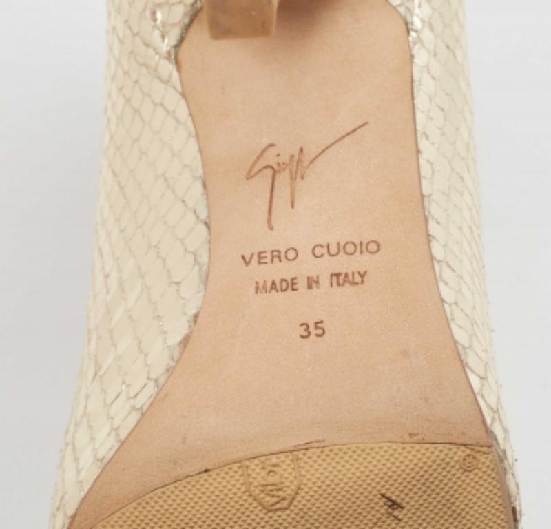 Giuseppe Zanotti Escarpins Lucrezia en cuir gaufré doré Taille 35 en vente 3