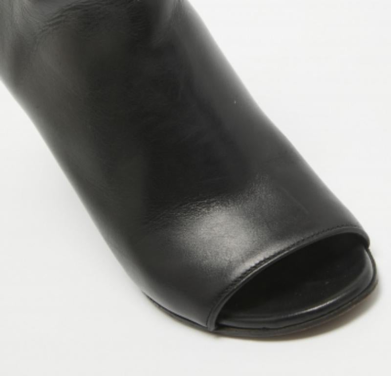 Givenchy - Sandales à semelle compensée en cuir noir avec fermeture en forme de requin - Taille 36 Bon état - En vente à Dubai, Al Qouz 2