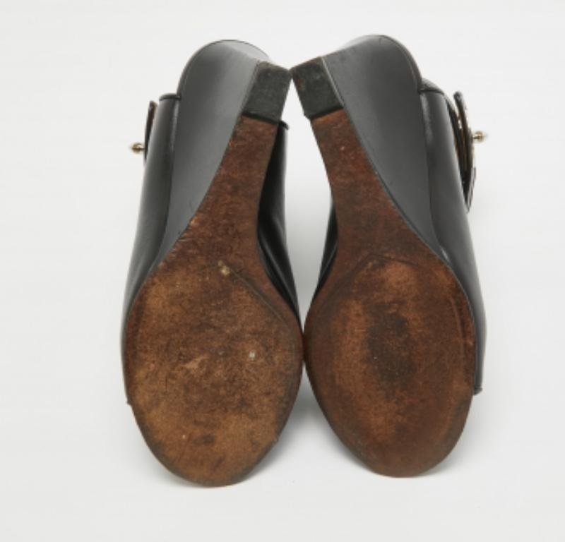 Noir Givenchy - Sandales à semelle compensée en cuir noir avec fermeture en forme de requin - Taille 36 en vente