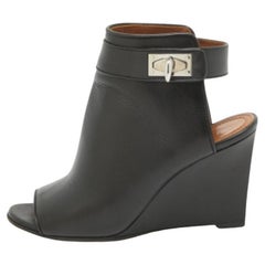 Givenchy - Sandales à semelle compensée en cuir noir avec fermeture en forme de requin - Taille 36