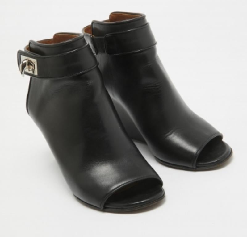 Givenchy - Sandales à semelle compensée en cuir noir avec fermeture en forme de requin - Taille 36 en vente 1