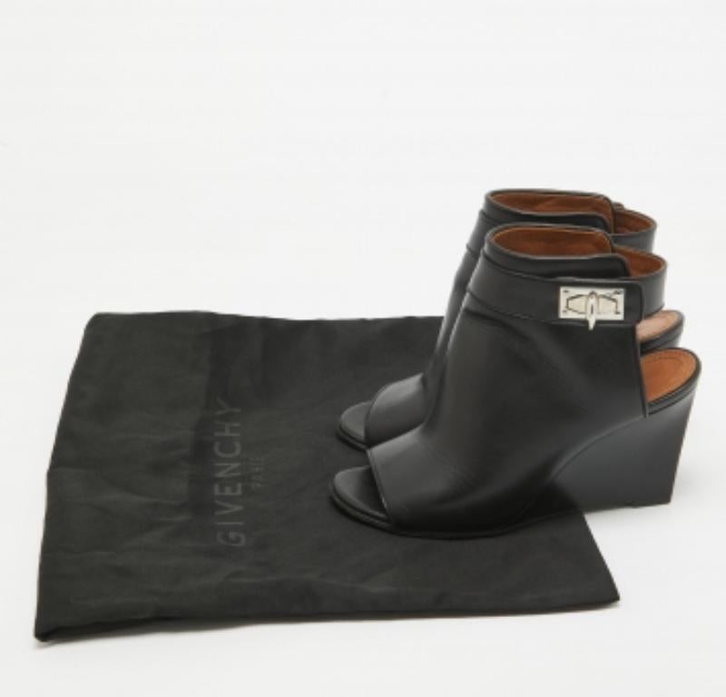 Givenchy - Sandales à semelle compensée en cuir noir avec fermeture en forme de requin - Taille 36 en vente 4