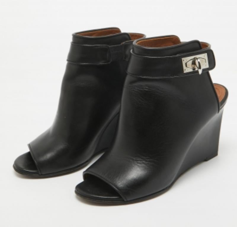 Givenchy - Sandales à semelle compensée en cuir noir avec fermeture en forme de requin - Taille 36 en vente 3