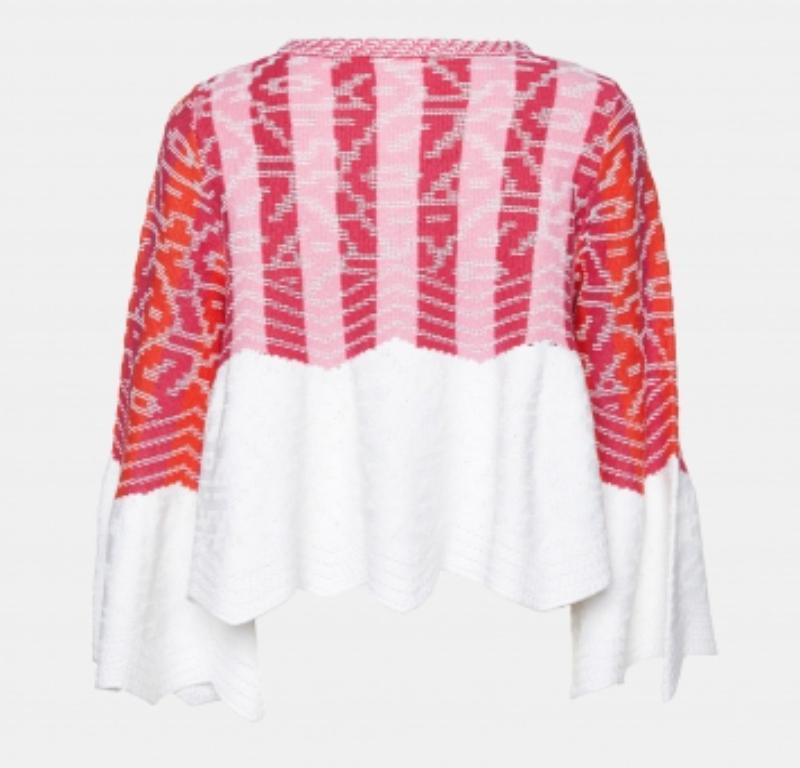 Wie fabelhaft sieht dieser Designer-Pulli aus! Es ist aus feinen Materialien gefertigt und hat lange Ärmel. Kombinieren Sie es mit einer Hose und Sneakers für einen coolen Look.