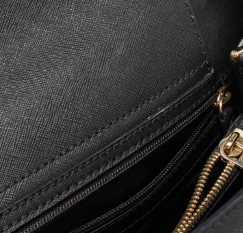 Les sacs de créateurs sont des compagnons idéaux pour de nombreuses occasions ! Nous avons ici une pièce qui allie mode et fonctionnalité, fabriquée avec précision. Il a été doté d'un intérieur bien dimensionné qui peut facilement accueillir tous