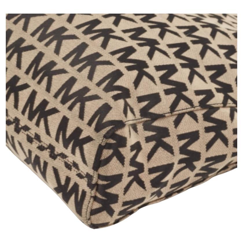 Ce séduisant sac fourre-tout pour femme a été conçu pour vous accompagner dans toutes vos journées. Pratique à transporter et d'un design à la mode, le fourre-tout est coupé avec habileté et cousu pour lui donner une belle forme. Il est bien équipé
