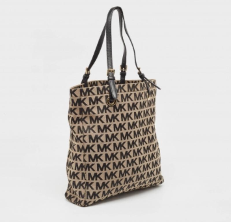 Michael Kors Signature Jet Set Tote en toile et cuir noir/beige en vente 1